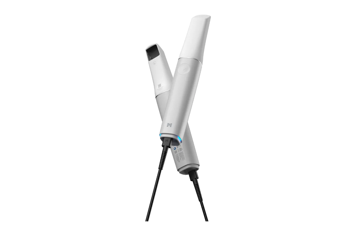 Medit iE front and rear views with scan button, tip and LED indicator
